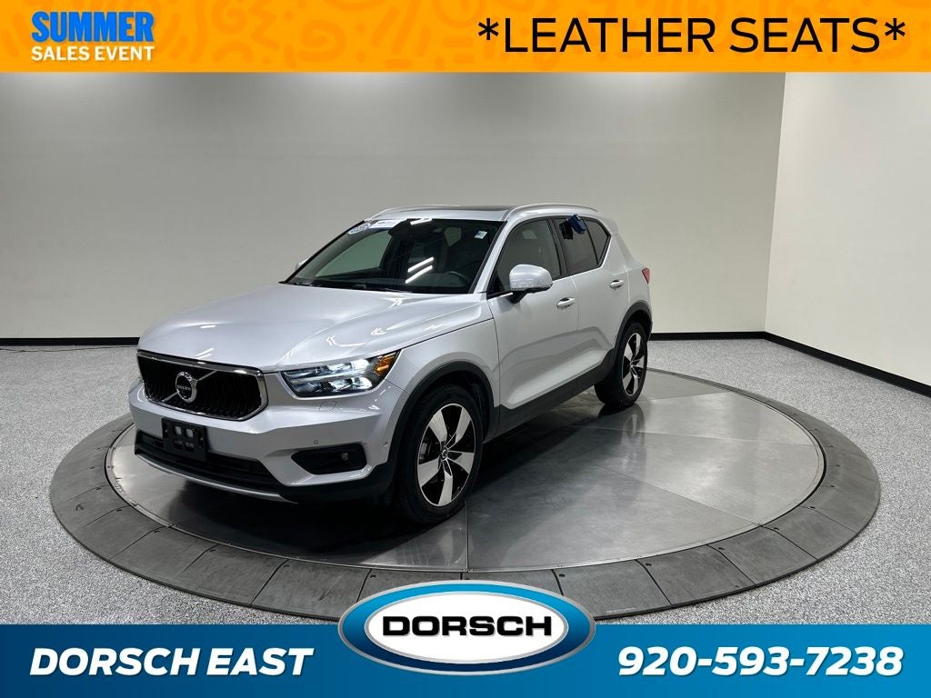 2019 Volvo XC40 Momentum in Bright Silver Metallic — front three-quarter view